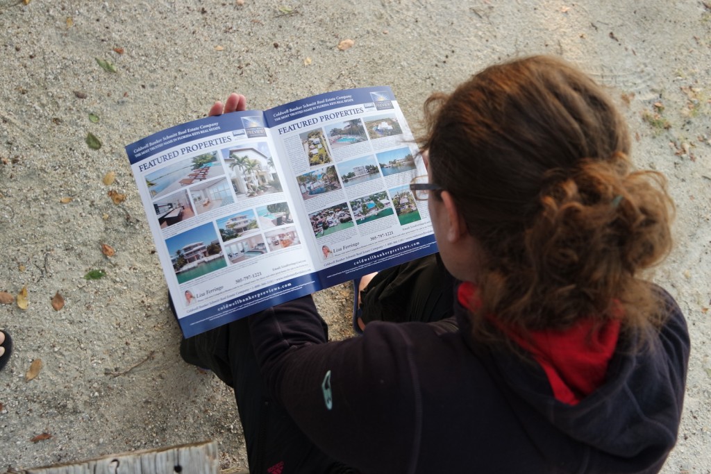 Eliane studiert im Katalog die horrenden Immobilienpreise in den Florida Keys