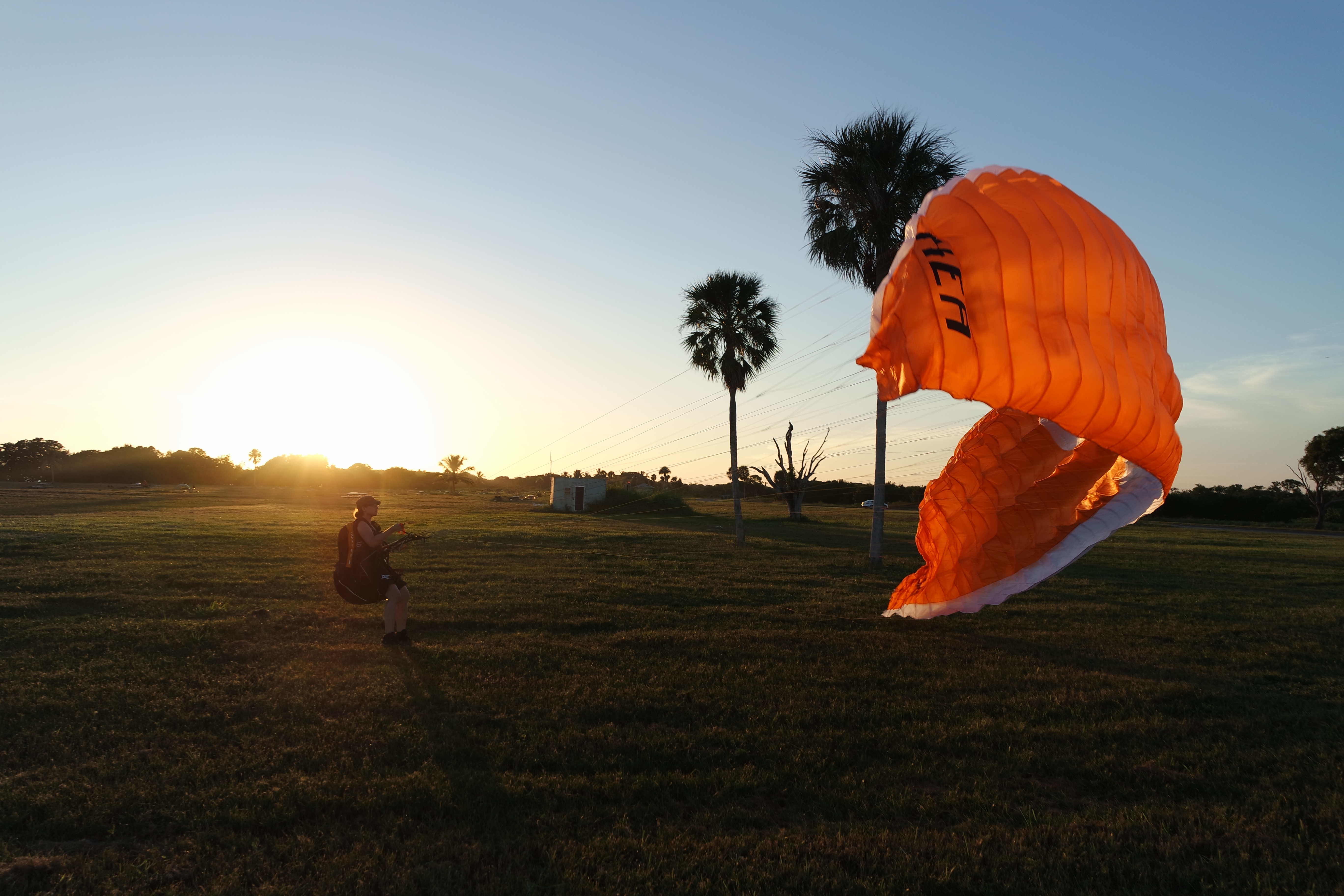 Spielen im Wind mit dem Gleitschirm kurz vor Sonnenuntergang