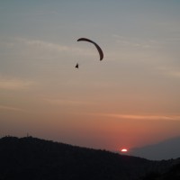 Paragliding Soaring in den Sonnenuntergang