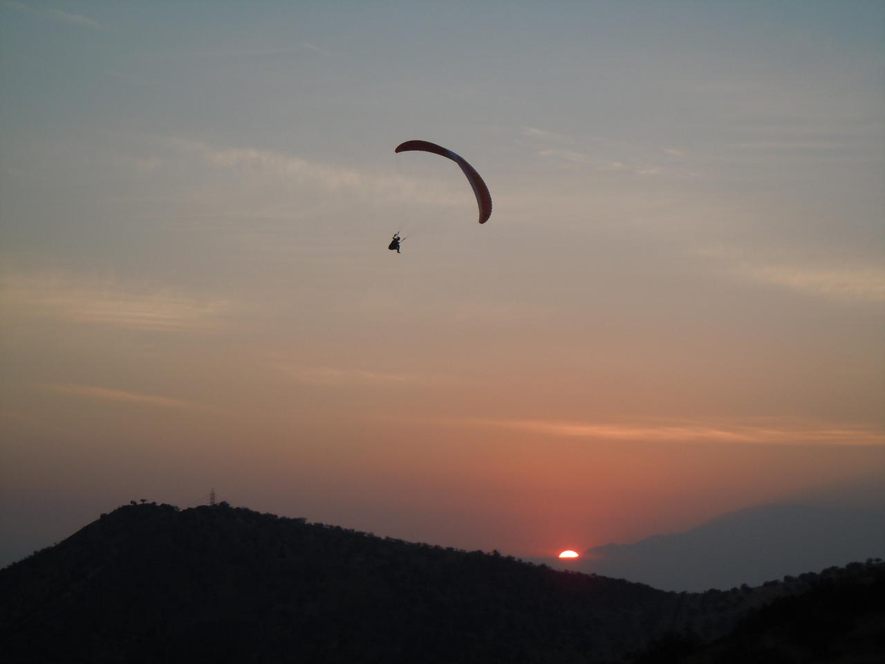 Paragliding Soaring in den Sonnenuntergang