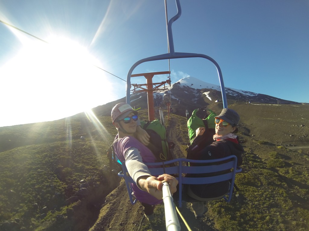 Wir auf dem Sessellift mit dem Vulkan VIllarrica im Hintergrund