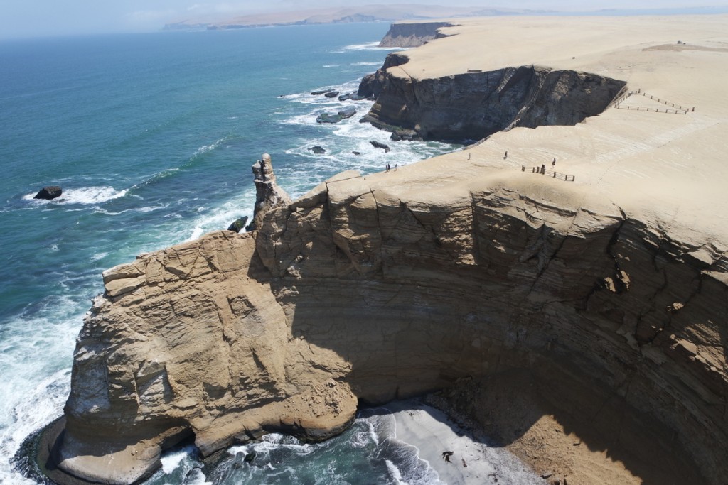 Diese Steinformation an der küste wird Kathedrale genannt