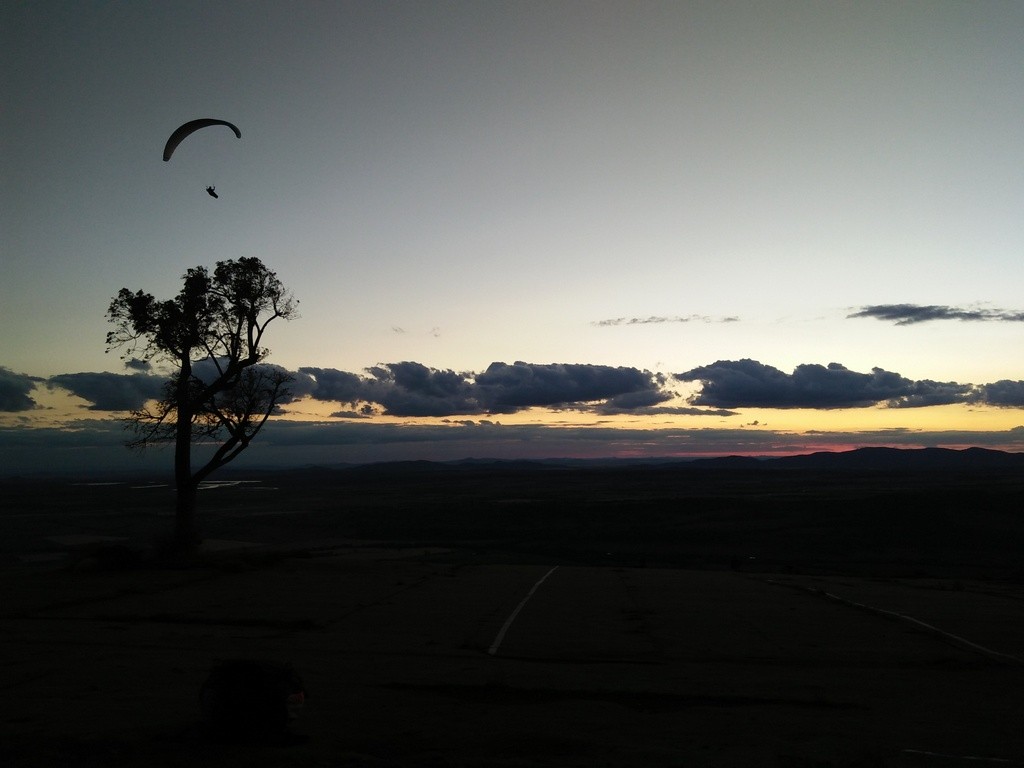 Gleitschirm fliegt in den Sonnenuntergang in Manilla, Australien