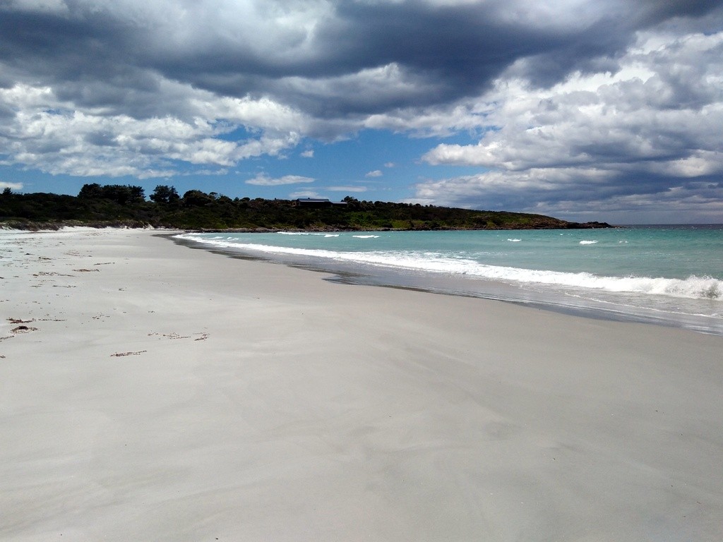 Weisser Sandstrand an der Ostküste von Tasmanien