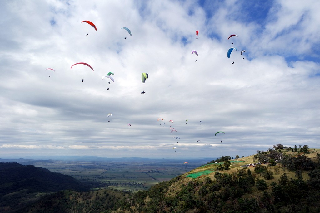 Viele Gleitschirme in der Luft während dem XC Camp in Manilla