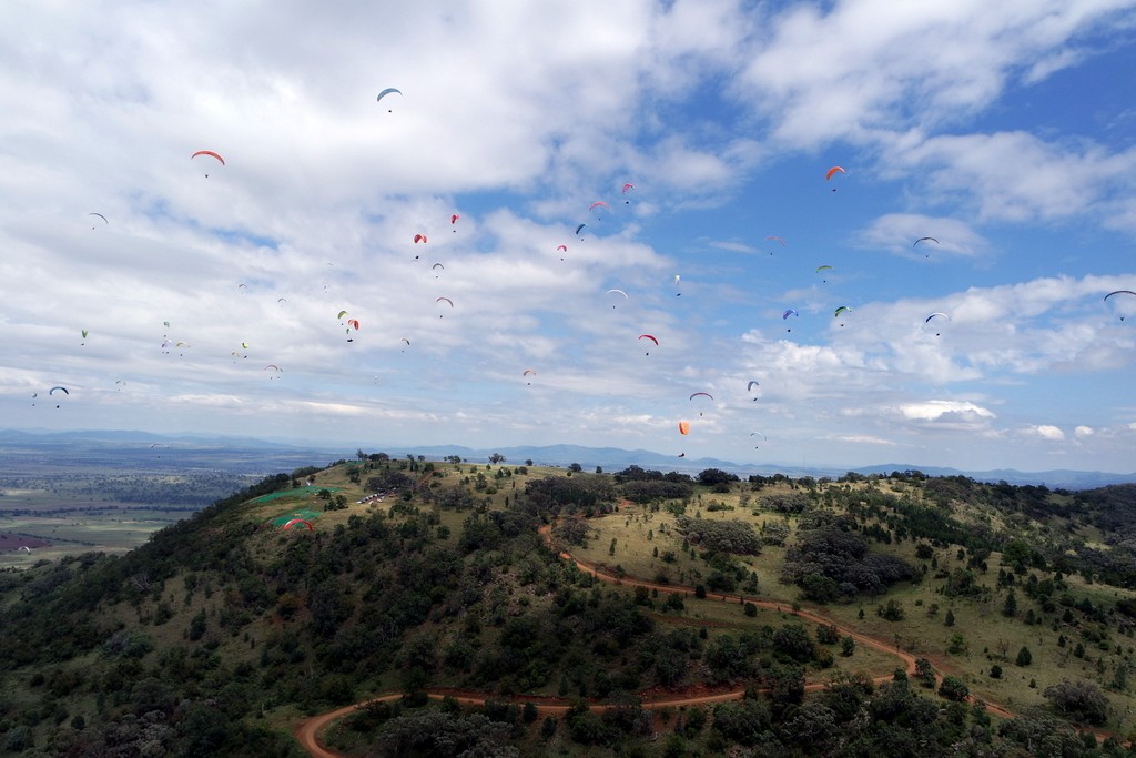 60 Gleitschirme teilen sich den knappen platz beim soaring am mount borah